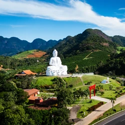 A maior estátua de Buda já esculpida no Ocidente se tornou um dos principais atrativos turísticos do Estado; entorno da região abriga escola de cerâmica, restaurantes e atividades culturais