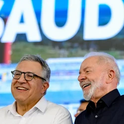 O presidente classificou o tarifaço como "uma insensatez com o Brasil", ressaltando a relação histórica com os EUA. "Nós somos parceiros deles há 200 anos, nossa relação diplomática é muito antiga. Não é de hoje", apontou ele.