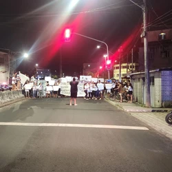 Manifestantes ocuparam área da Estrada de Capuaba, próximo à praça de Santa Rita, após guerra entre facções deixarem duas inocentes mortas no último dia 11