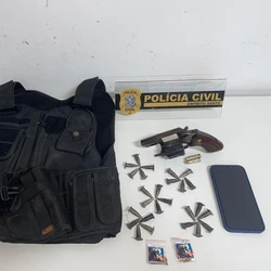 Com o homem, de 18 anos, ligado ao tráfico e suspeito de participar de homicídios na Grande Terra Vermelha, foi apreendida um revólver, munições, pinos de drogas e um colete