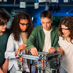A complexidade e o dinamismo do mundo do trabalho atual exigem uma articulação estreita entre formação técnica e superior
