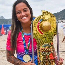Rose Andrade era a treinadora do São Pedro Beach Soccer, e se tornou a primeira mulher da história a assumir a seleção feminina de futebol de areia