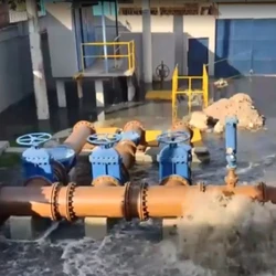 Testemunhas contaram que vazamento começou durante a madrugada. Água suja saía de estação elevatória de esgoto bruto da Cesan
