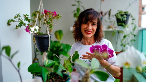 Quando os donos das plantas viajam ou não podem estar presentes, é ela quem garante que cada uma continue saudável, bonita e bem cuidada