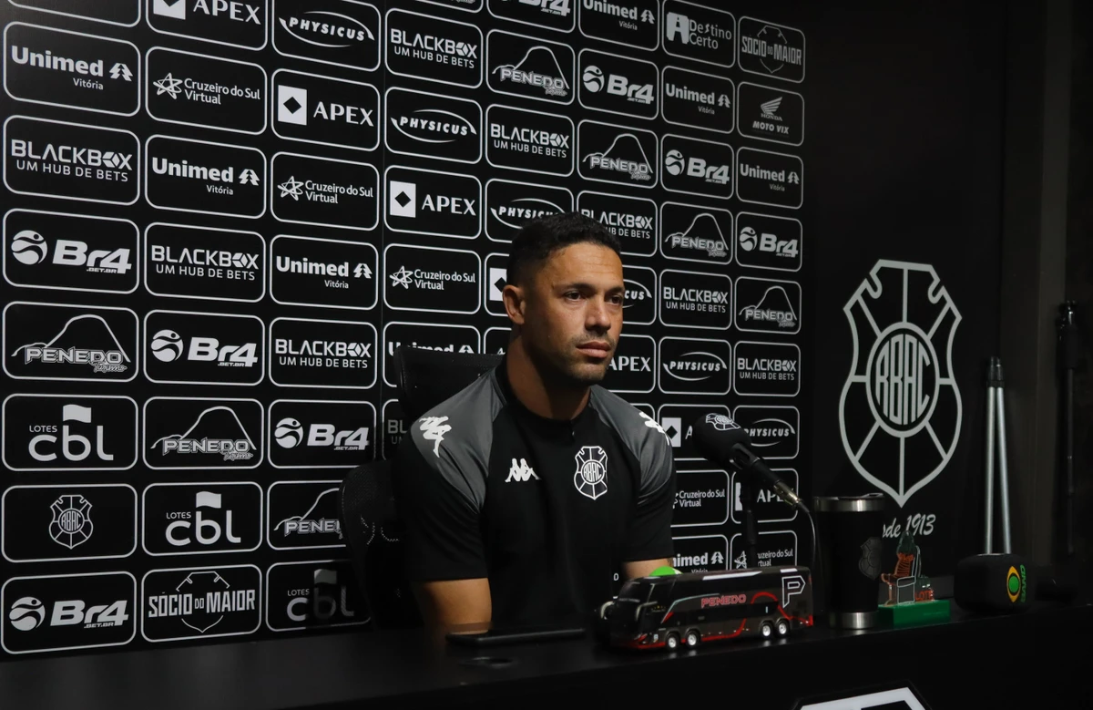 Diego Guerra, zagueiro do Rio Branco em entrevista coletiva