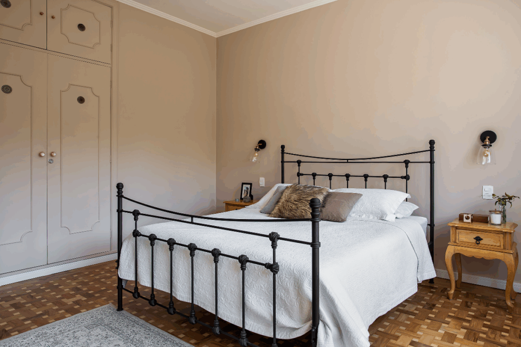 Aproveitar os armários planejados deixa o quarto funcional (Projeto: Palladino Arquitetura | Imagem: Rogério Cajui)