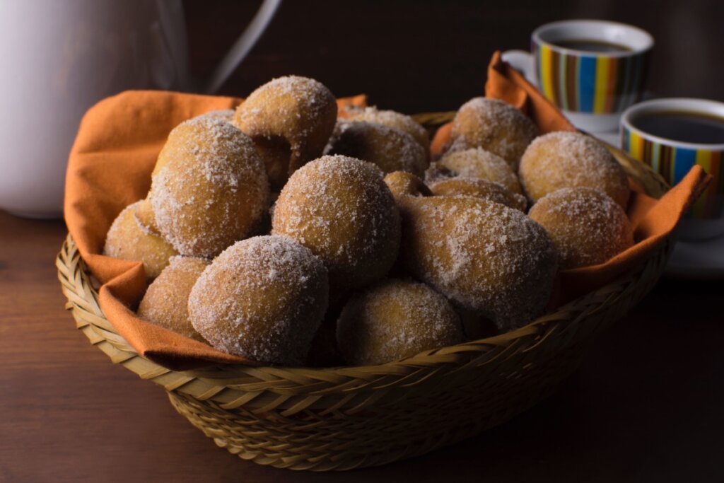 Bolinho de chuva proteico com pasta de amendoim (Imagem: Jobz Fotografia | Shutterstock)