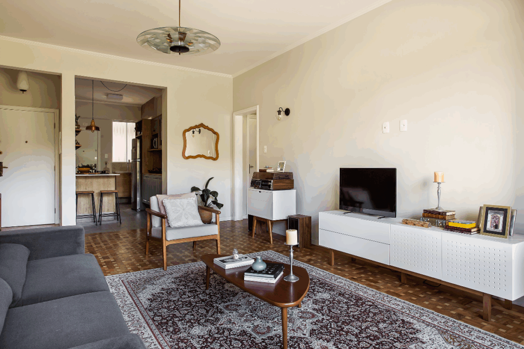 Reaproveitar móveis antigos torna o espaço único (Projeto: Palladino Arquitetura | Imagem: Rogério Cajui)