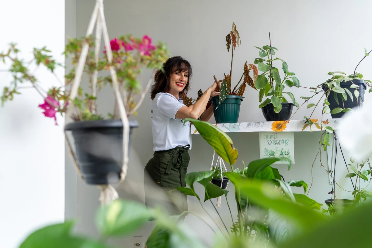 Fabiany Sambatti, especialista em cuidados com plantas por Vitor Jubini