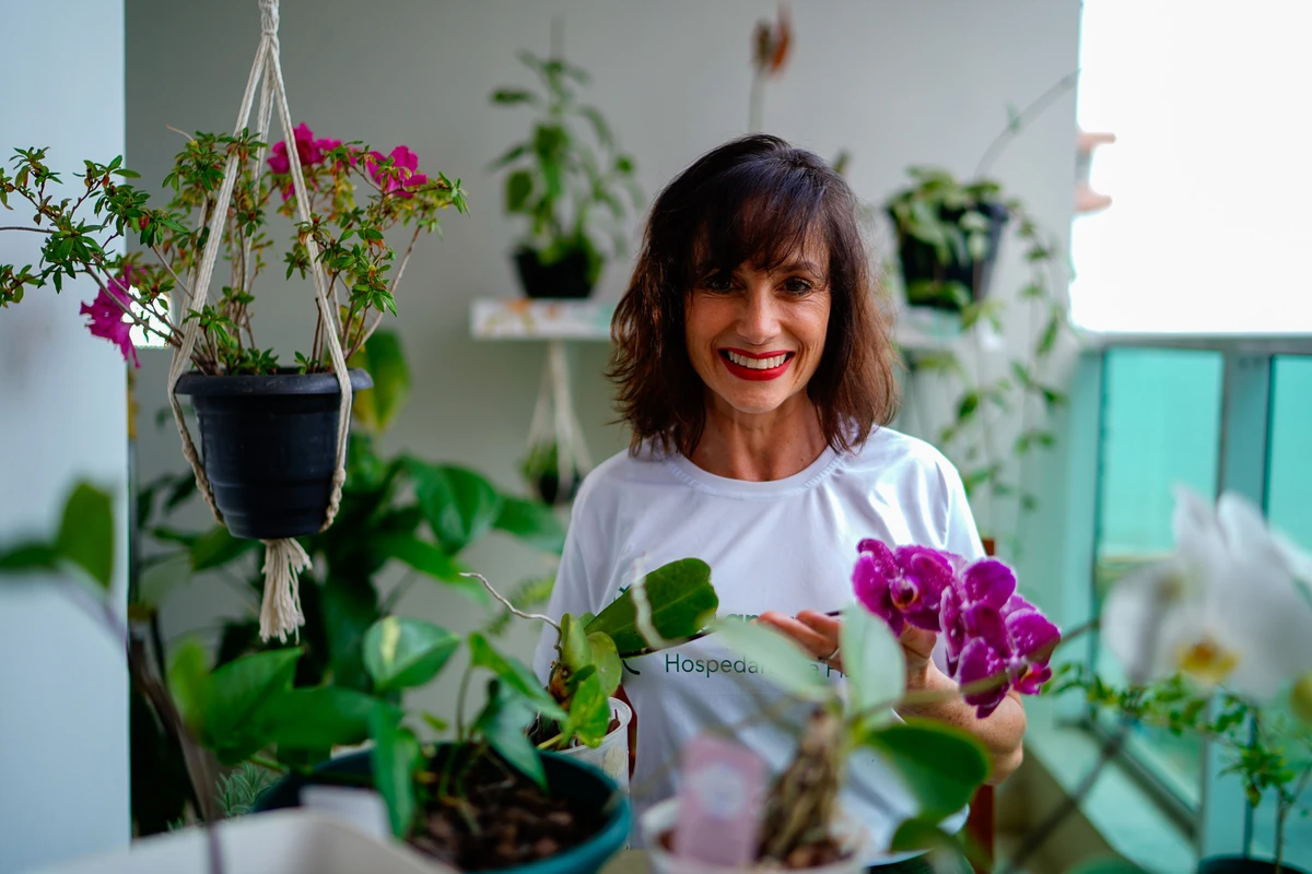 Fabiany Sambatti, especialista em cuidados com plantas por Vitor Jubini