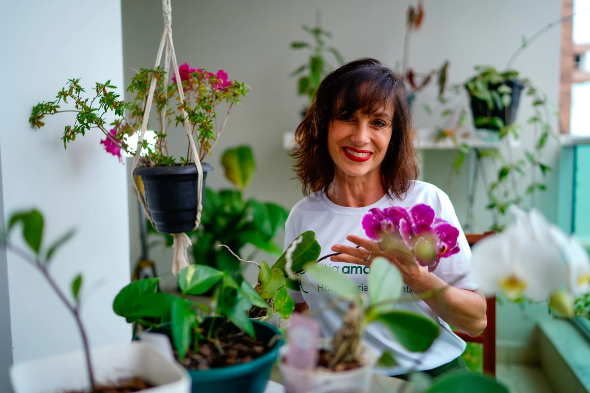 Fabiany Sambatti, especialista em cuidados com plantas por Vitor Jubini