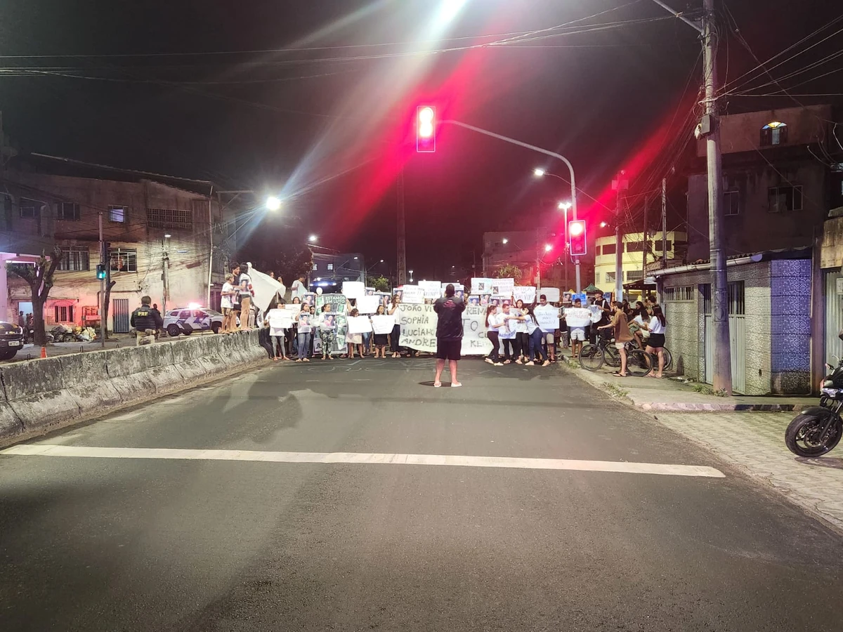 Manifestantes ocupam área da EStrada de Capuaba, em Vila Velha, em protesto por paz