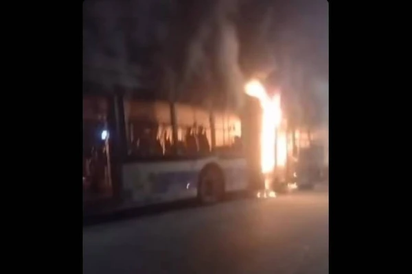 Ônibus incendiado em Parelheiros, no extremo sul de São Paulo