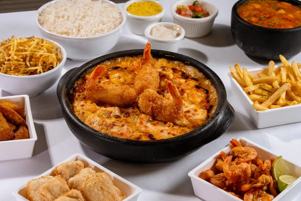 Panela-de-barro-com-camarao-e-acompanhamentos-do-ilha-do-caranguejo