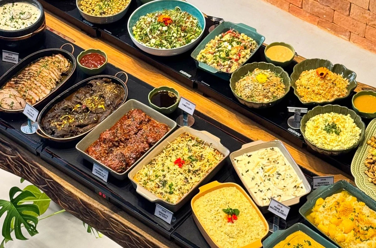 Bufe-com-pratos-no-restaurante-sublime