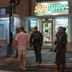 Sean Dunn foi demitido do Departamento de Justiça após a divulgação de um vídeo que aparentemente o mostrava arremessando um sanduíche de rede contra um agente.