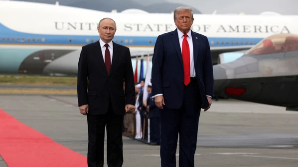 Para Putin, reparando a demonstração militar, foi um momento único: desde que invadiu o vizinho em 2022, o presidente tornou-se um pária na maior parte do Ocidente