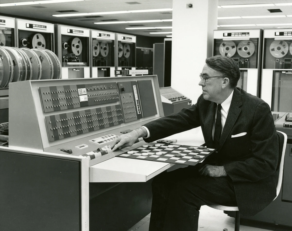 Arthur Samuel trabalhando em seu sistema de IA para jogar damas