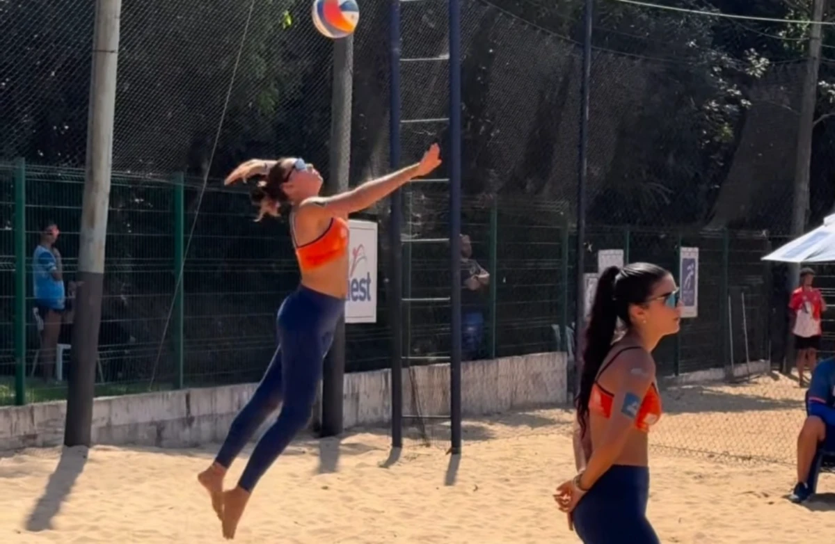 Atletas de vôlei de praia no AEST