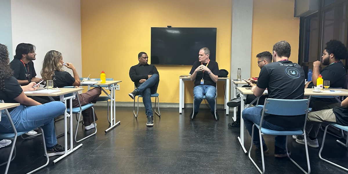 Bruno Dalvi e Geraldo Nascimento falam a residentes na 28ª edição do curso