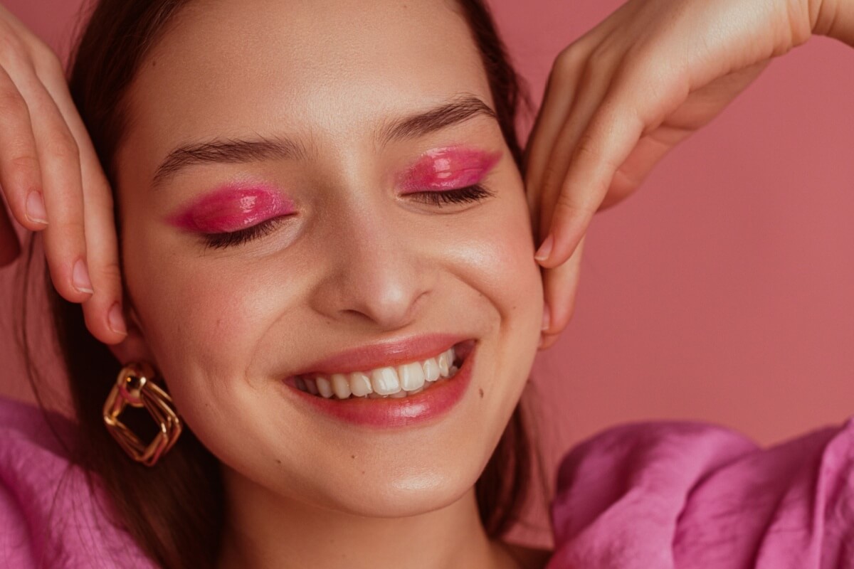 As sombras monocromáticas estão em alta e podem ser usadas de diversas formas (Imagem: PeopleImages.com - Yuri A | Shutterstock) 