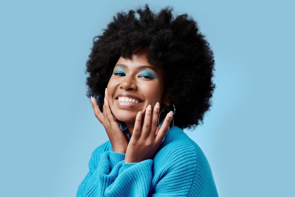 Saber escolher e aplicar a sombra certa é essencial para alcançar o efeito desejado na  maquiagem monocromática (Imagem: Victoria Fox | Shutterstock)