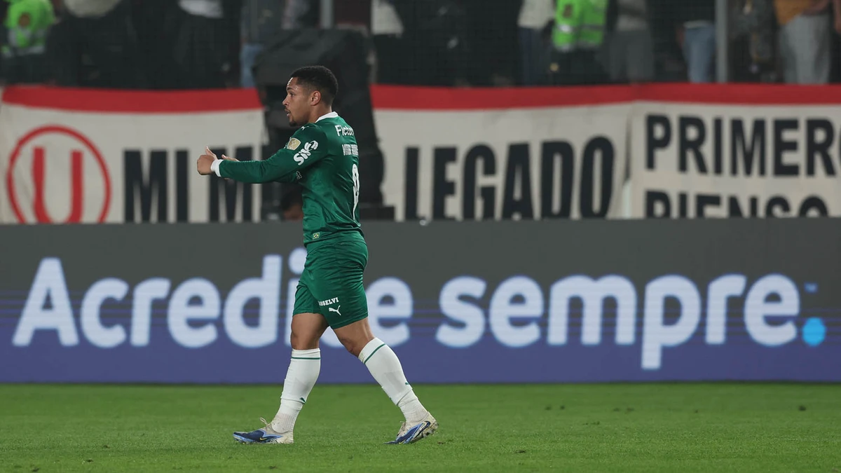 O jogador Vitor Roque, da SE Palmeiras, comemora seu gol contra a equipe do C Universitario D, durante partida vÃ¡lida pelas oitavas de final, ida, da Copa Libertadores, no Estádio Monumental
