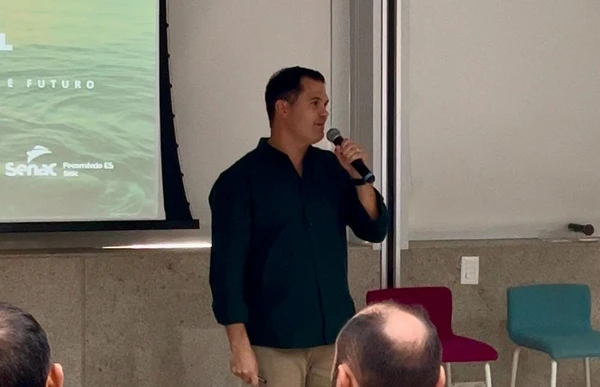 Os palestrantes discutiram iniciativas para ampliar o fluxo turístico no Espírito Santo, com enfoque na preservação cultural e ambiental.