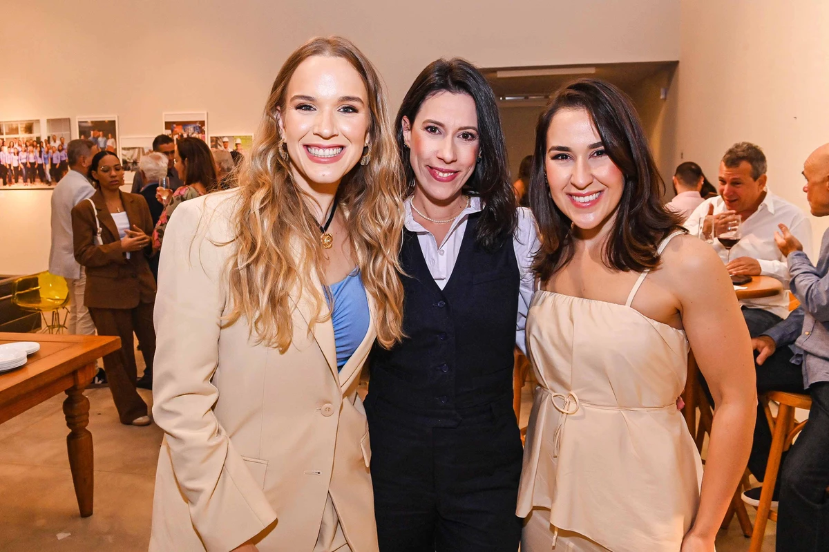victoria varejão gomes,caroline cruz,martina varejão gomes