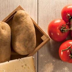 Embora a batata — dura e rica em amido — não se pareça muito com o tomate — vermelho e suculento —, eles são muito, muito parecidos. Entenda por quê