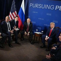 Donald Trump disse que a melhor maneira de acabar com a guerra entre Rússia e Ucrânia "é ir diretamente para um acordo de paz" em vez de um cessar-fogo temporário "que muitas vezes não se mantém".