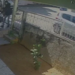 Uma das vítimas, o responsável pela empresa, contou para a Polícia Militar que o suspeito estava bastante agressivo e deu um chute na sua cabeça quando já estava deitado no chão