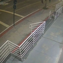 Criminosos quebraram a porta de vidro e levaram produtos de perfumaria e até uma bicicleta; nenhum suspeito foi localizado