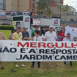 O grupo usou faixas, cartazes e carro de som para criticar a intervenção, que está sendo executada pela prefeitura e deve alterar o tráfego no bairro