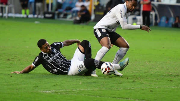 O árbitro Paulo Henrique (MS) foi muito bem nos dois lances e não há motivos para reclamação
