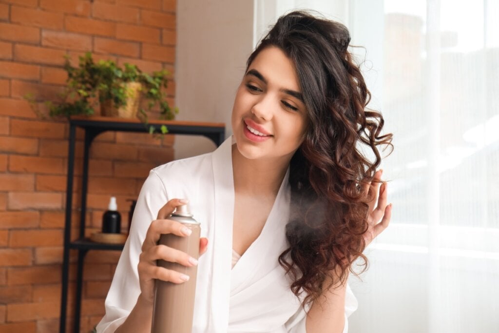 Para conquistar o volume dos anos 90, O ideal é escolher produtos que não pesam o cabelo (Imagem: Pixel-Shot | Shutterstock)