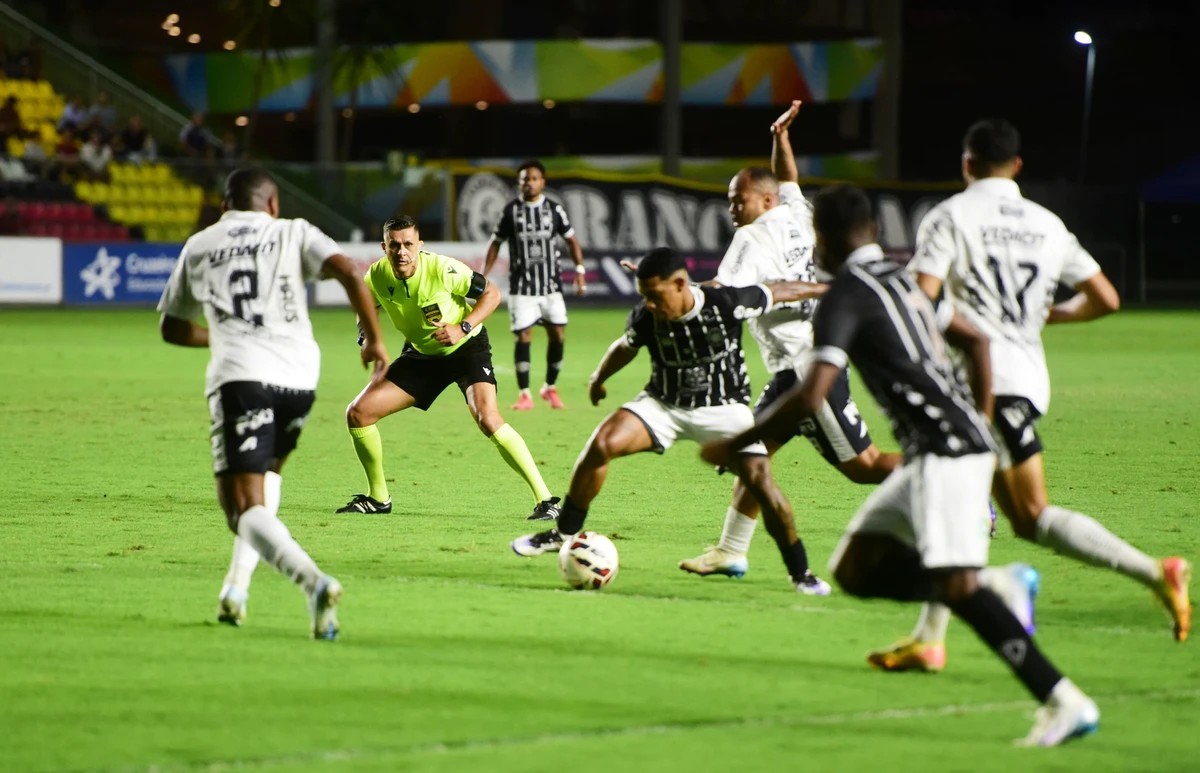 Jogo do Rio Branco (ES) contra o Inter de Limeira (SP) por Ricardo Medeiros