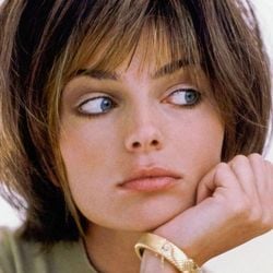 Paulina Porizkova viveu sua infância sob um regime comunista. Quando atingiu o mundo da moda, sofreu abusos e violência sexual.