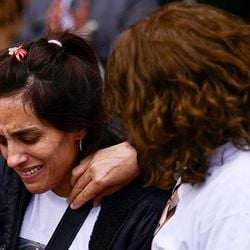 Cerca de 300 mil ampolas de fentanil para uso clínico foram infectadas com bactérias, causando incerteza entre milhares de famílias na Argentina. O caso está em investigação e as famílias pedem medidas para evitar incidentes similares no futuro