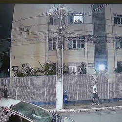 Ele saiu do carro para urinar. Ao retornar, discute com a mulher e vai para o lado do carona. Nas imagens, dá para ver ele chutando a companheira