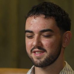 Calum Macdonald e as famílias de três vítimas no Sudeste Asiático hoje trabalham para conscientizar pessoas sobre os perigos de bebidas com metanol.