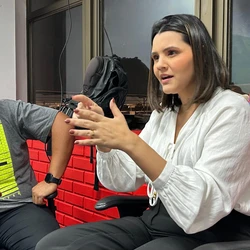 Em bate-papo com residentes, jornalistas da TV Gazeta apontaram desafios da apresentação ao vivo e defendem um jornalismo mais próximo do público