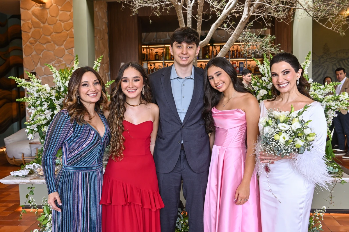 Ana Paula Burian e os filhos Henrique e Luisa, Laura e Nathalia Burian 