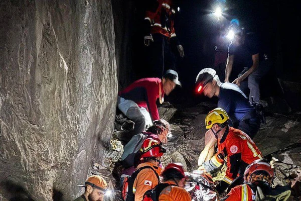 Bombeiros atuam em resgate de vítima que caiu de altura de 20 metros no setor de escalada Vale da Perseguida