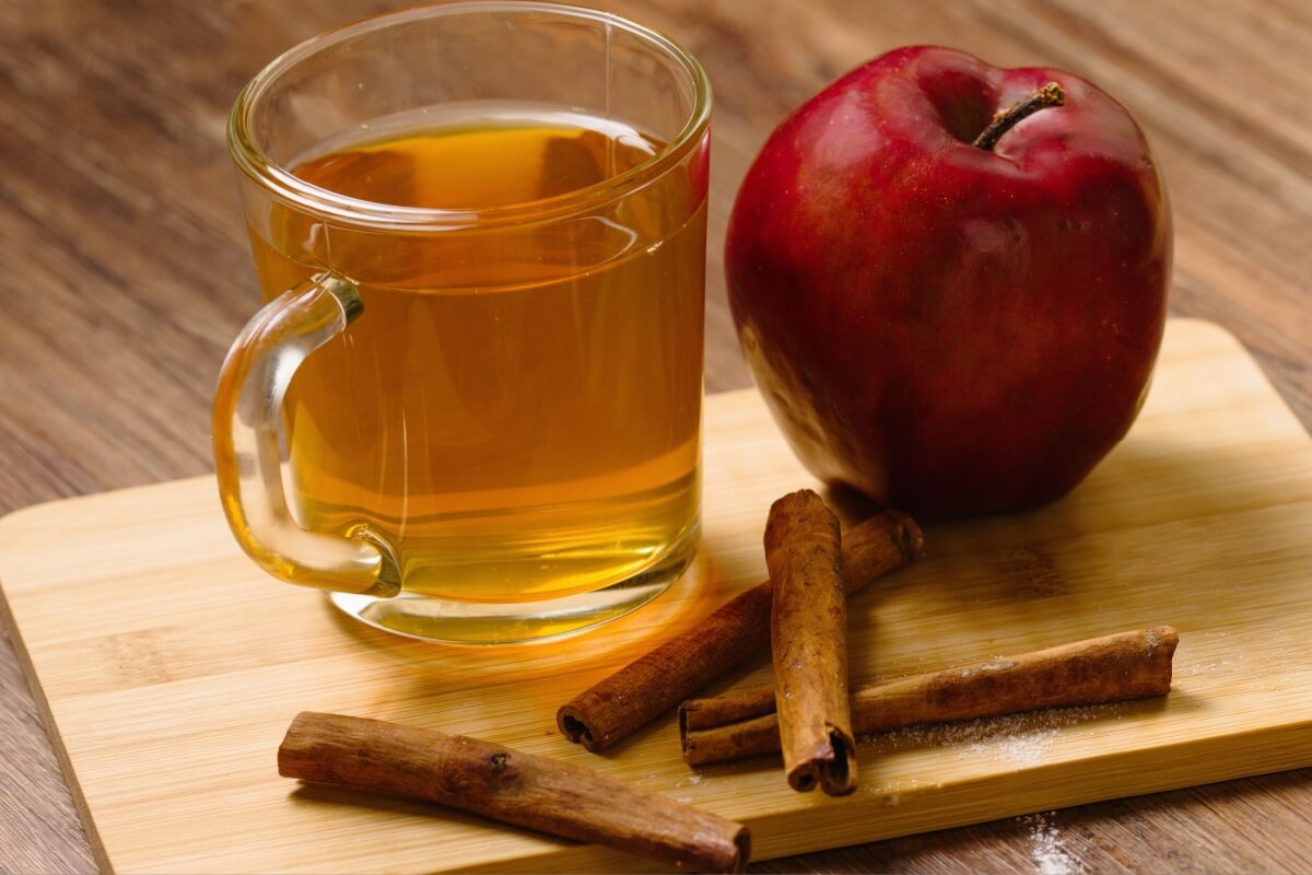Chá de maçã com canela (Imagem: Nannycz | Shutterstock) 