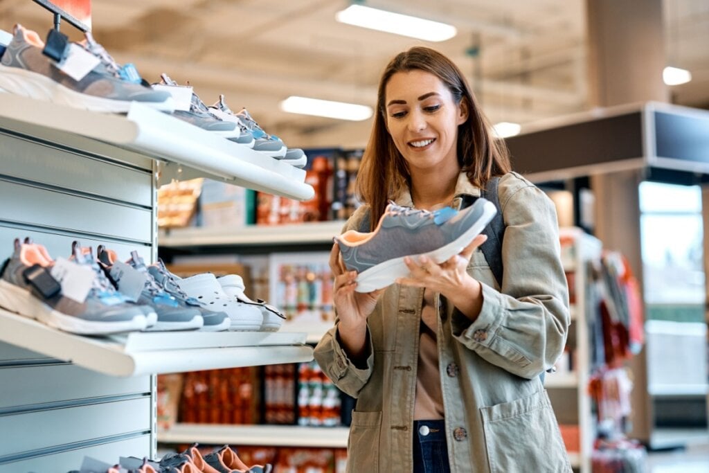 O ideal na hora da compra é estar atento ao amortecimento do tênis (Imagem: Drazen Zigic | Shutterstock)