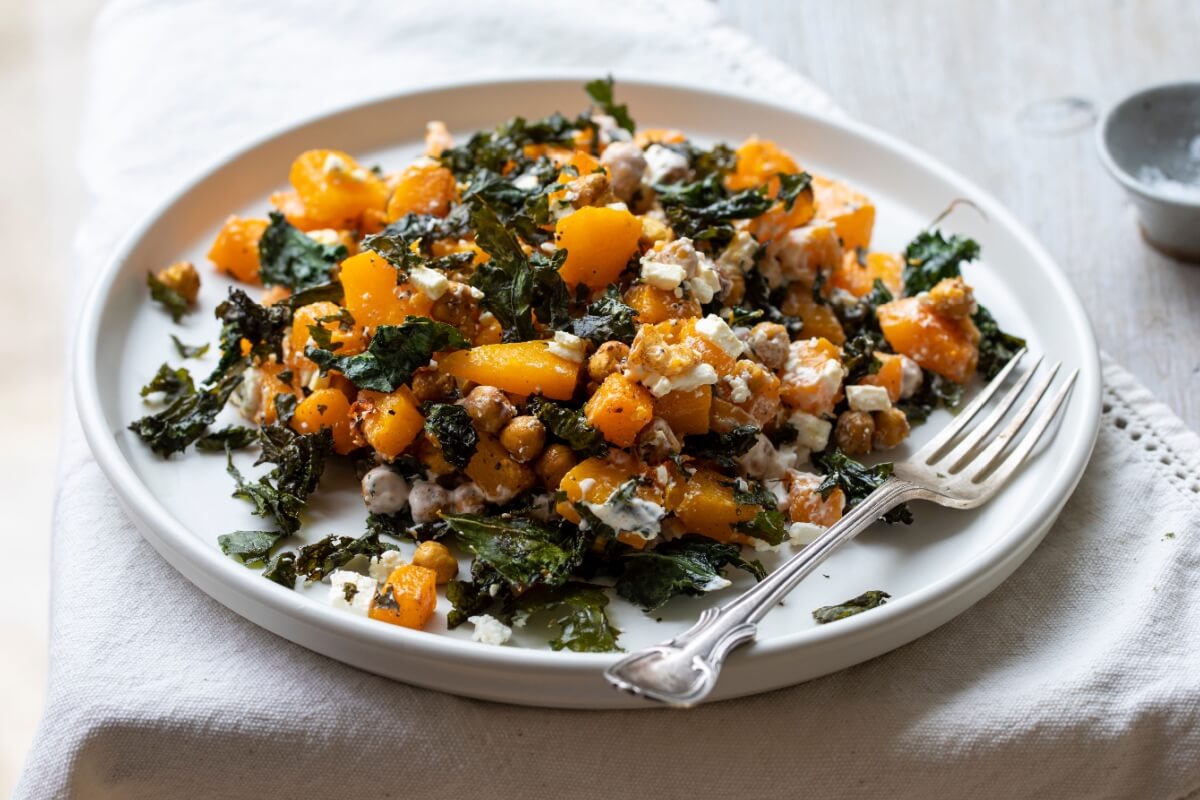 Salada morna de abóbora com couve e grão-de-bico (Imagem: Magdanatka | Shutterstock)