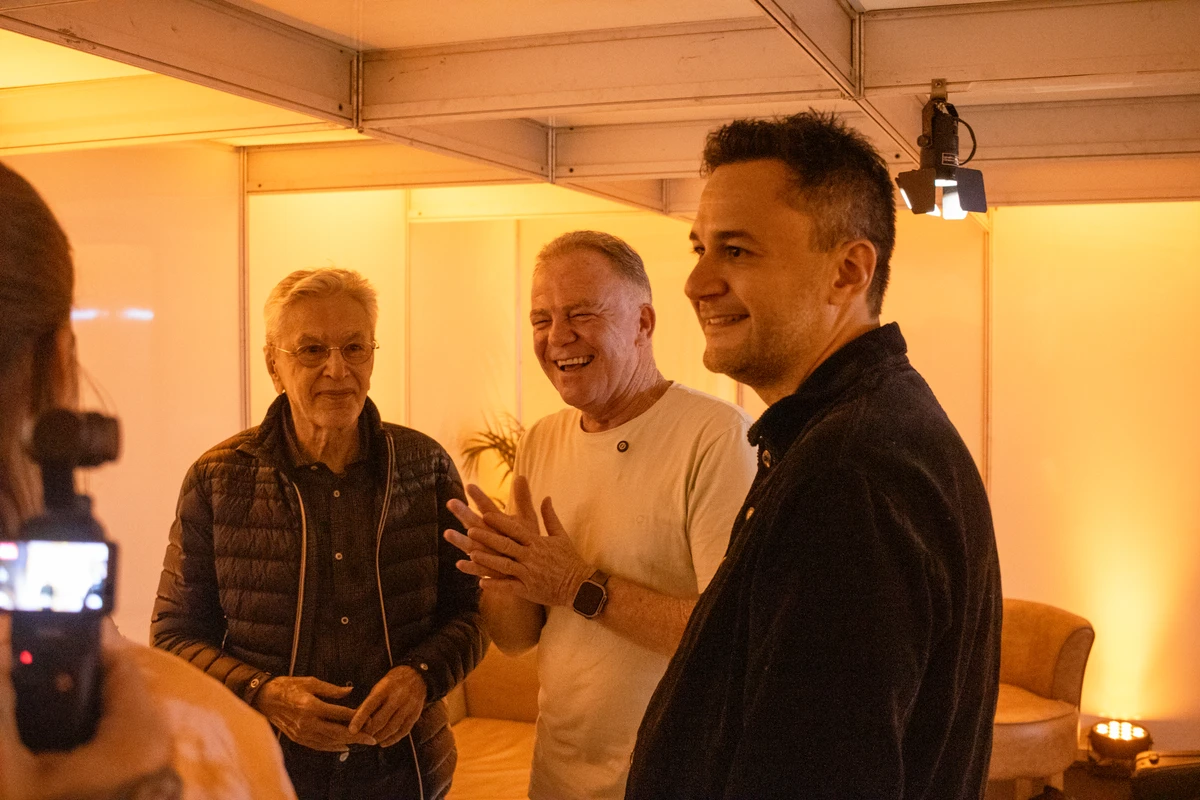 Flagra dos bastidores num bom papo entre Caetano Veloso, Renato Casagrande e Fabricio Noronha