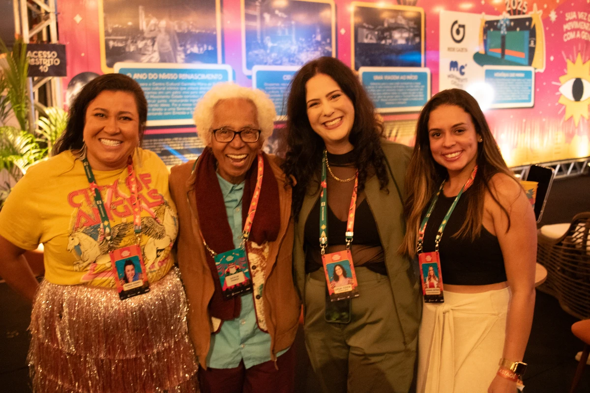 Nabila Gomes, Luisa Costa e Barbara Coutinho, do time do Movimento Cidade, com a cantora Catia de França, indicada ao Grammy Latino