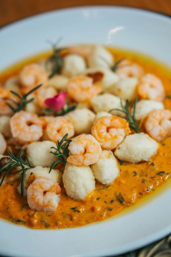 Nhoque de camarão da delicatéssen Da Mamma Foto por Astris Filmes